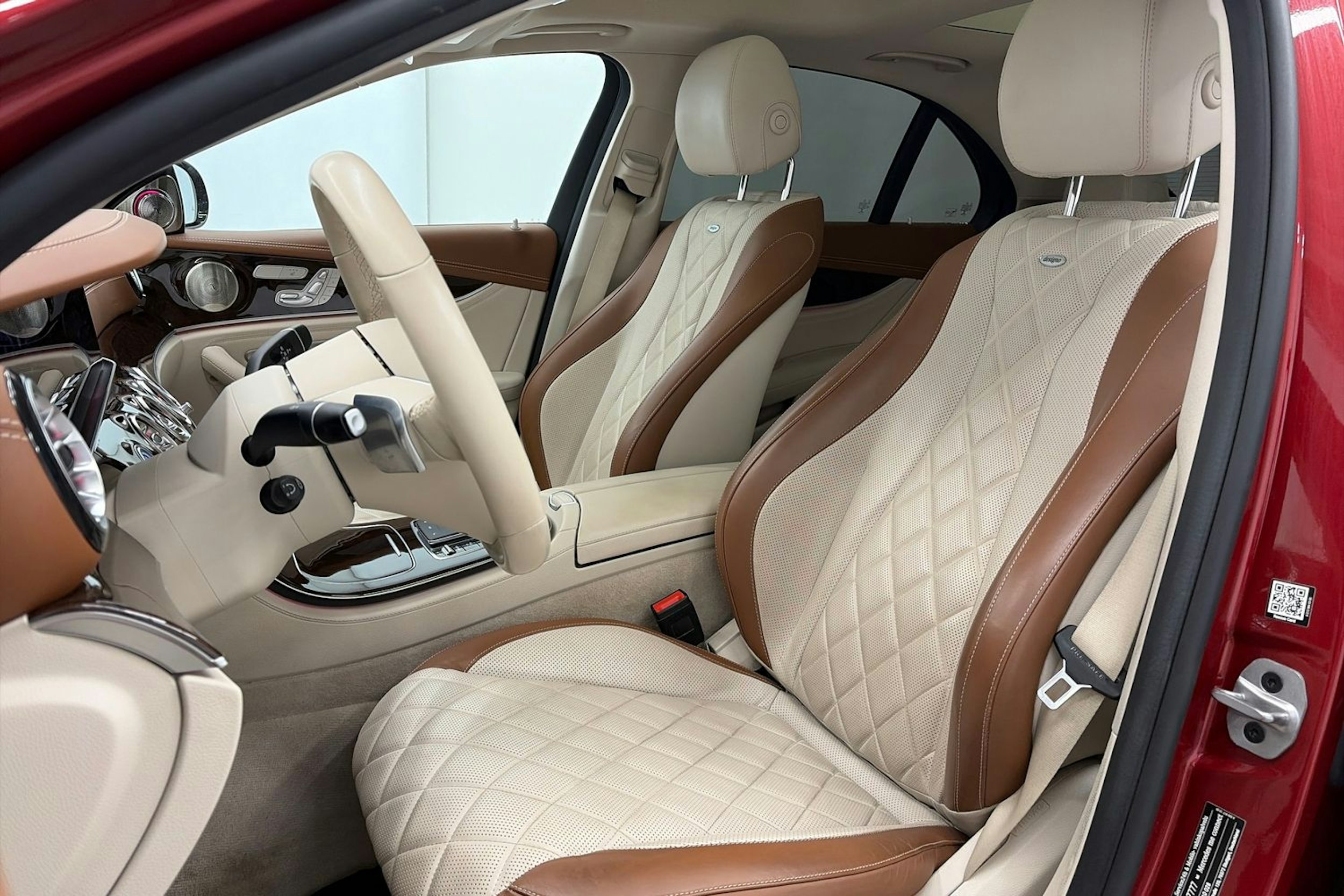 punainen Mercedes-Benz E 2022 kuva 16.