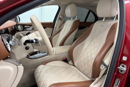 punainen Mercedes-Benz E 2022 kuva 16.