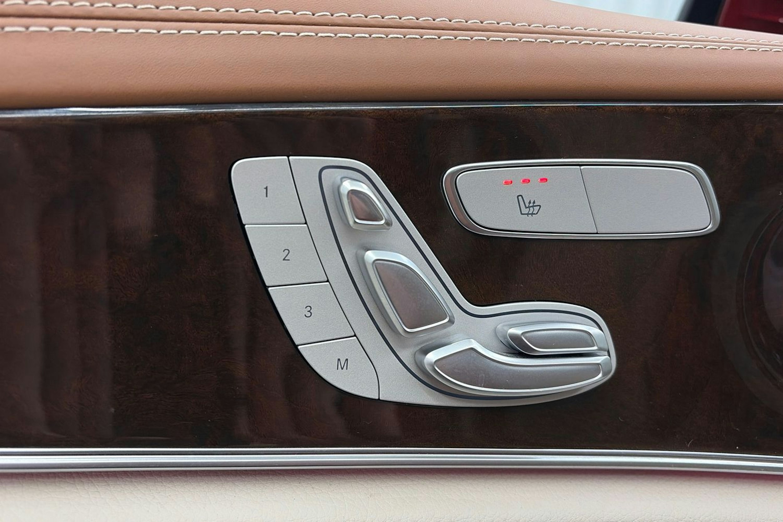 punainen Mercedes-Benz E 2022 kuva 18.