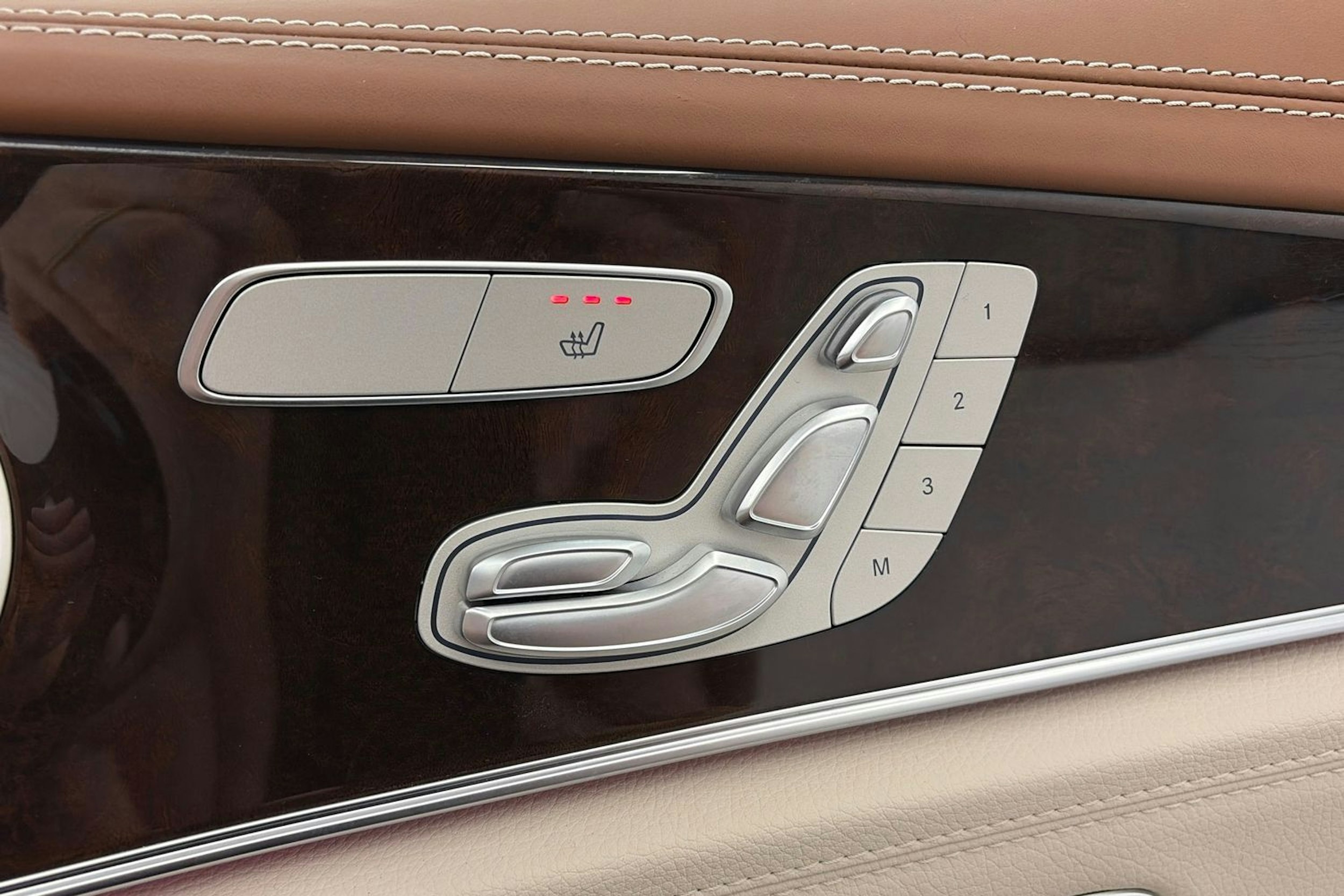 punainen Mercedes-Benz E 2022 kuva 19.