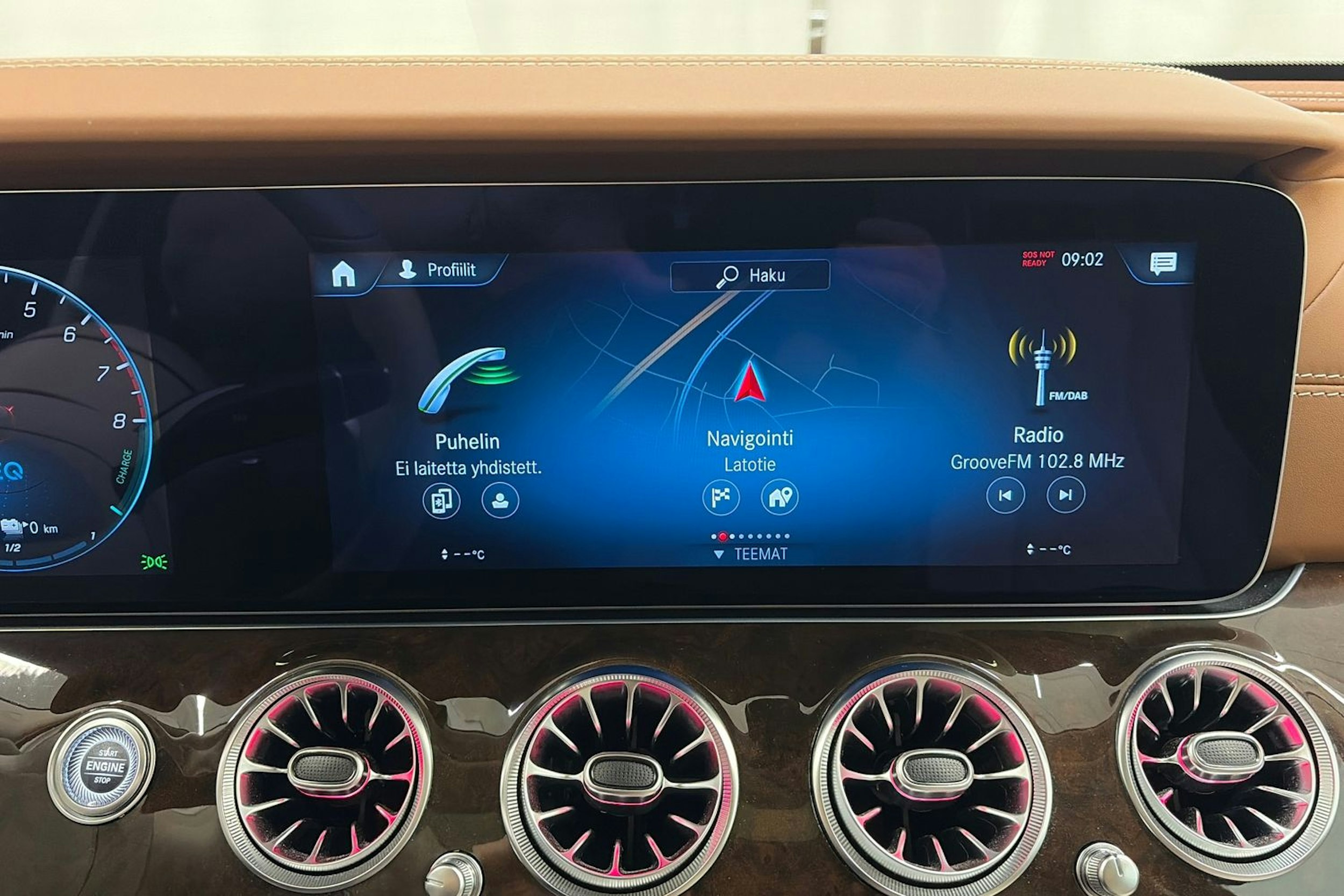 punainen Mercedes-Benz E 2022 kuva 21.