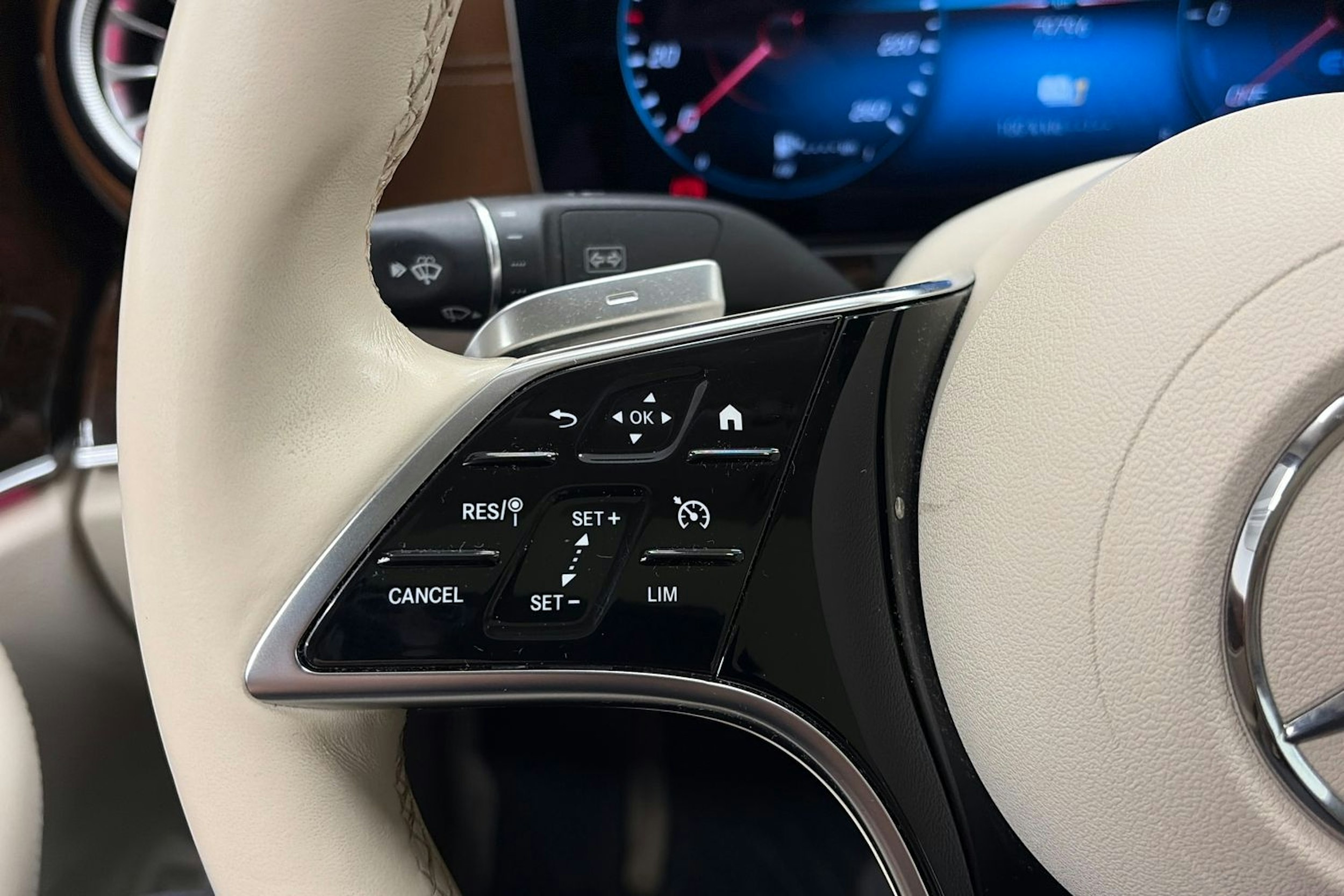 punainen Mercedes-Benz E 2022 kuva 22.