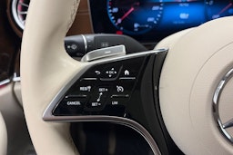 punainen Mercedes-Benz E 2022 kuva 22.