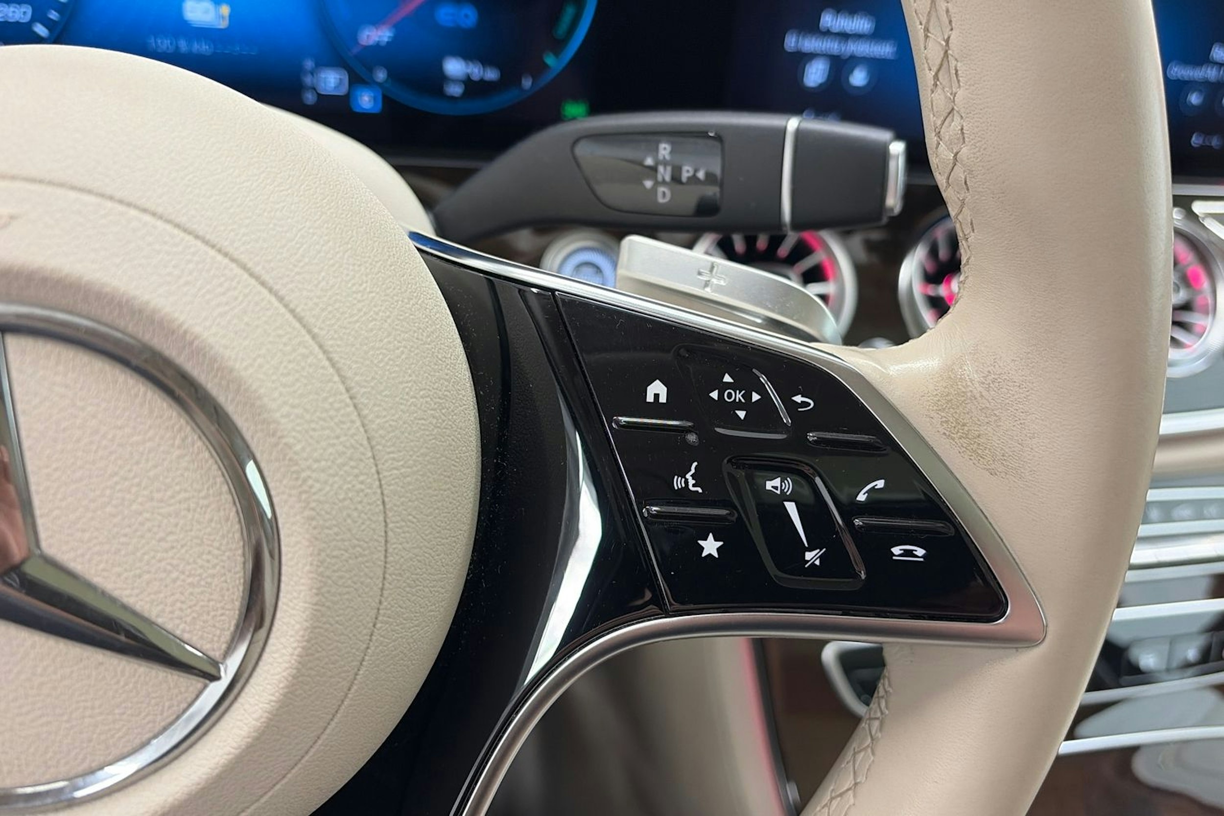 punainen Mercedes-Benz E 2022 kuva 23.