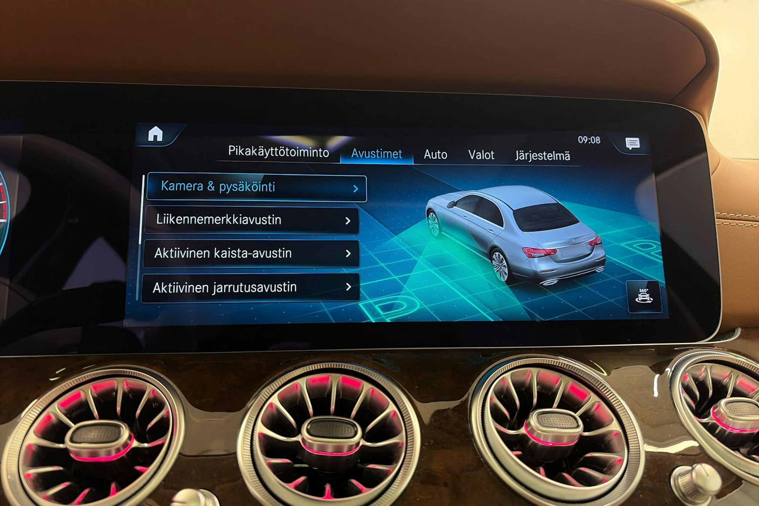 punainen Mercedes-Benz E 2022 kuva 27.