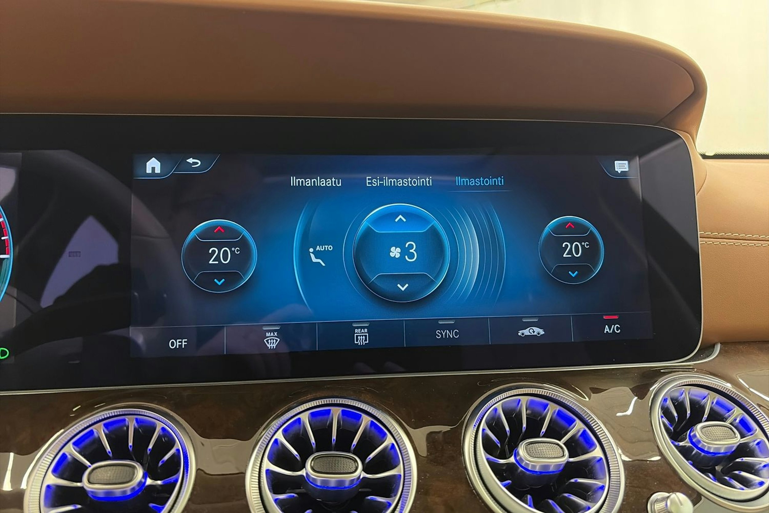 punainen Mercedes-Benz E 2022 kuva 31.