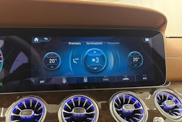 punainen Mercedes-Benz E 2022 kuva 31.