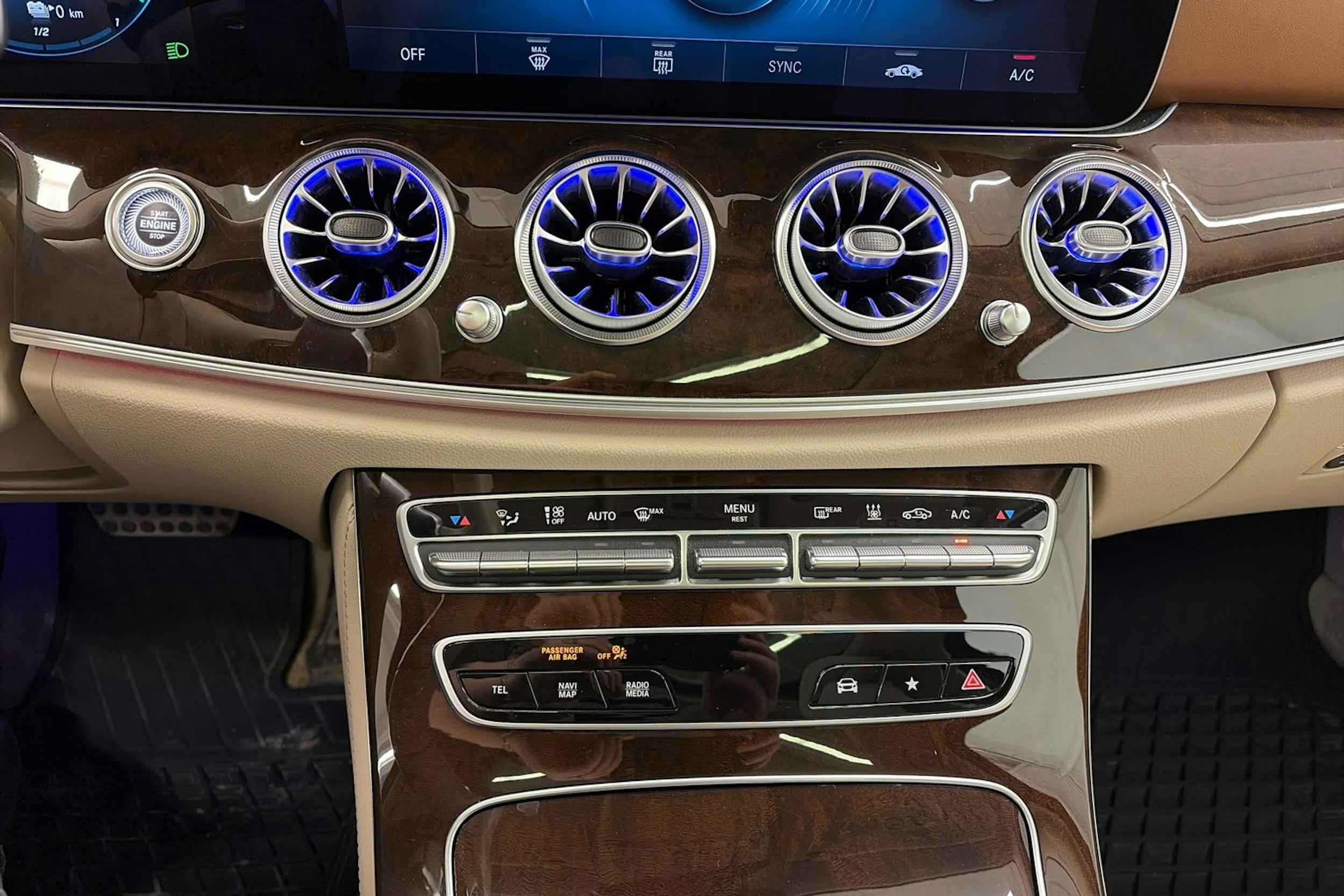 punainen Mercedes-Benz E 2022 kuva 32.