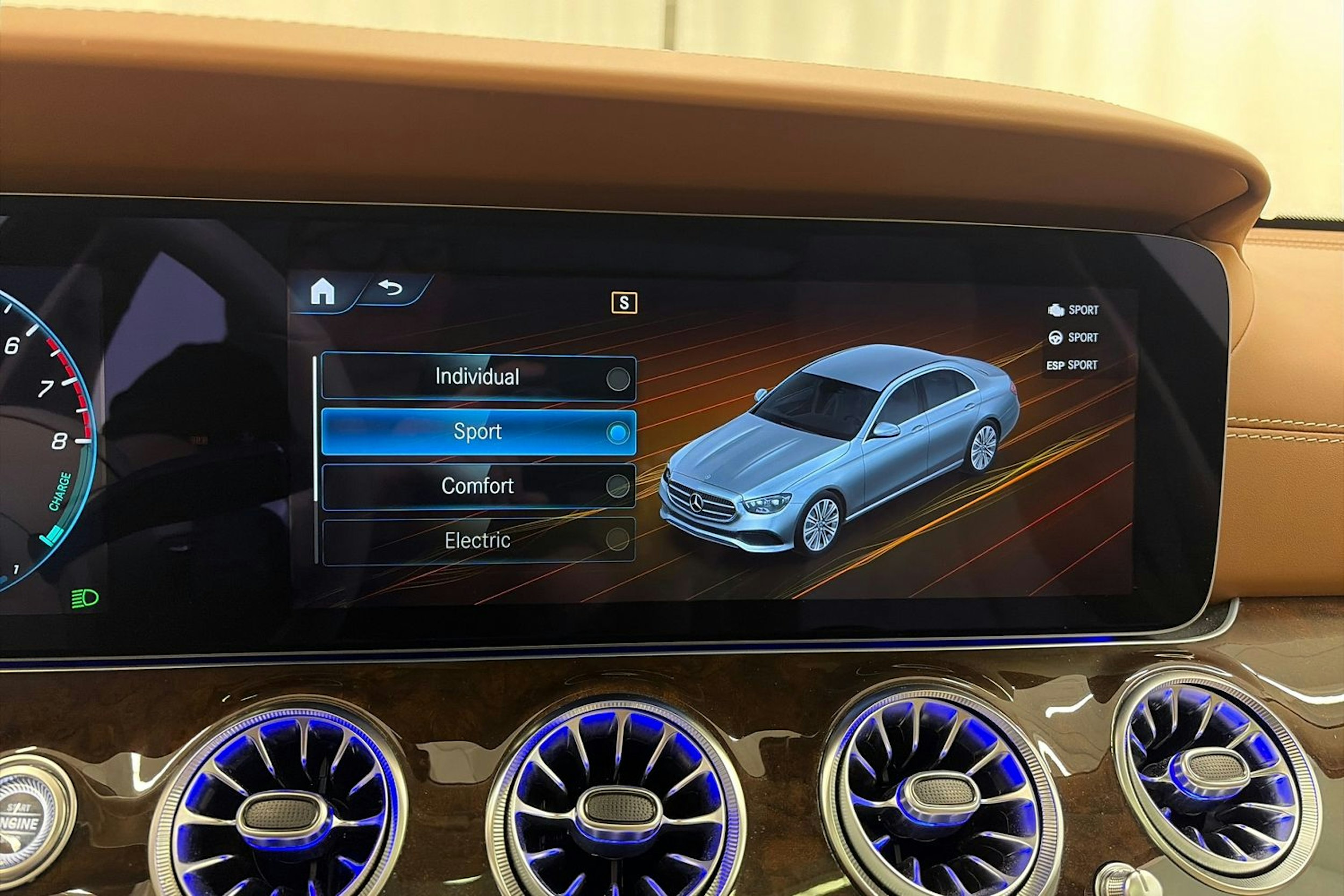 punainen Mercedes-Benz E 2022 kuva 33.