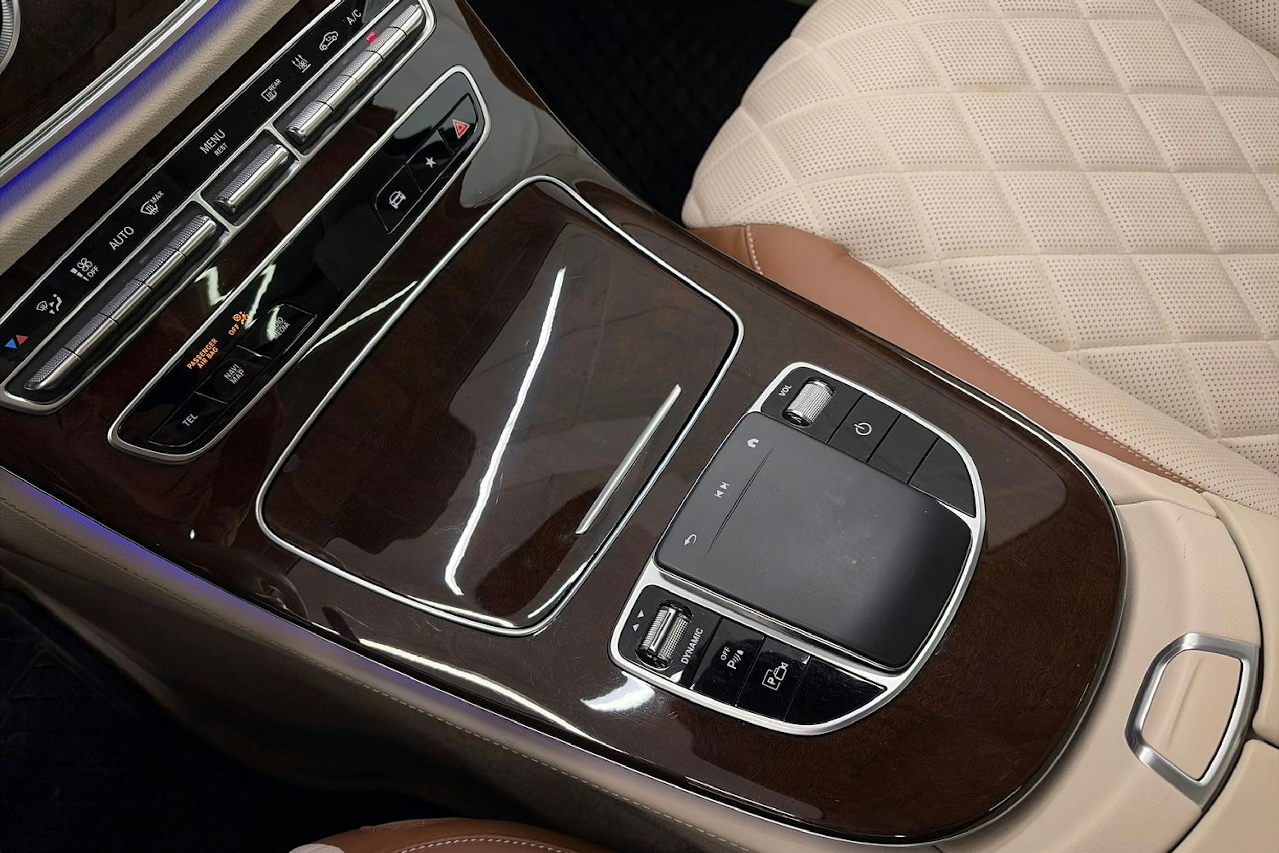 punainen Mercedes-Benz E 2022 kuva 34.