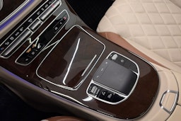 punainen Mercedes-Benz E 2022 kuva 34.