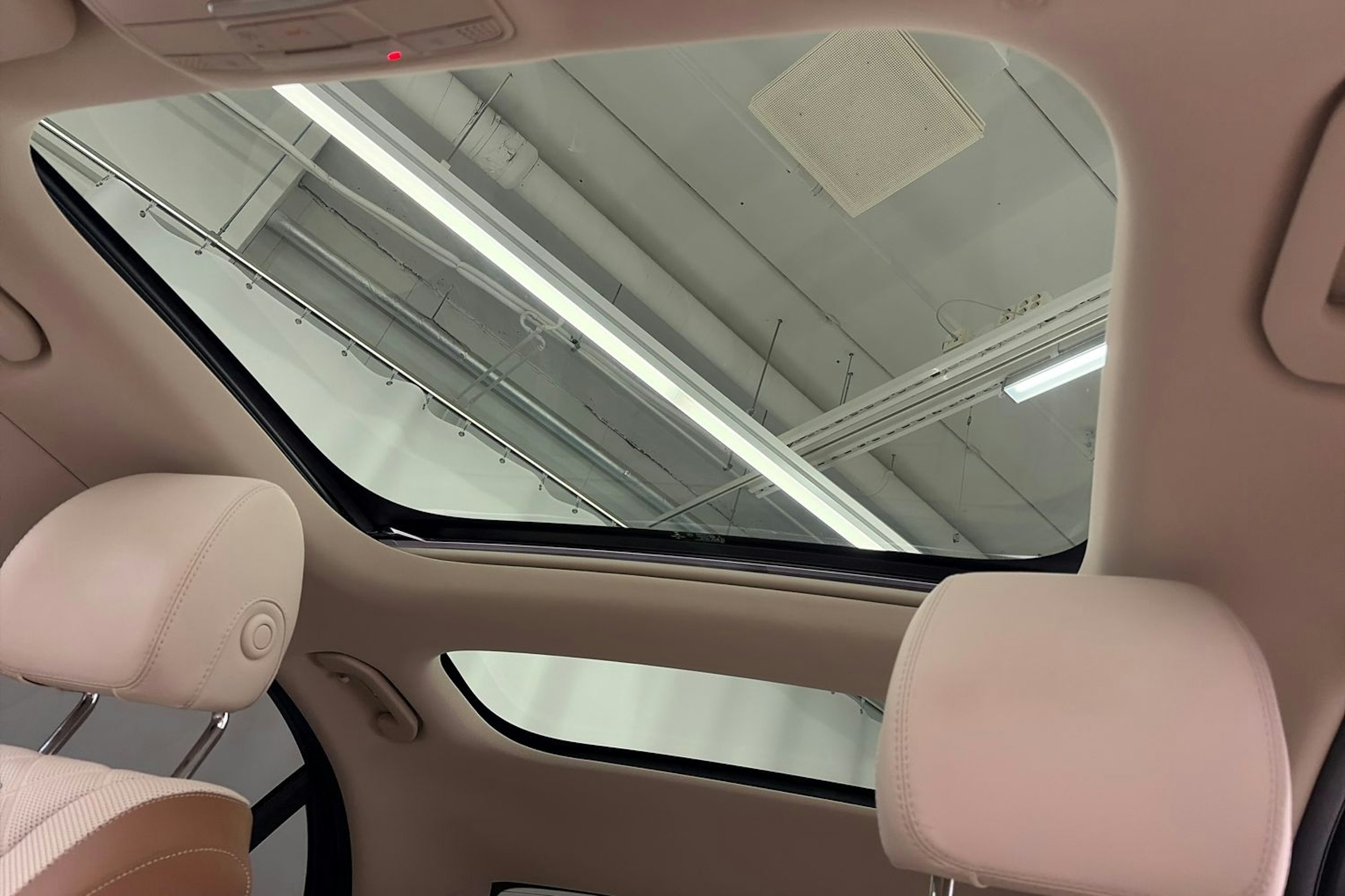 punainen Mercedes-Benz E 2022 kuva 35.