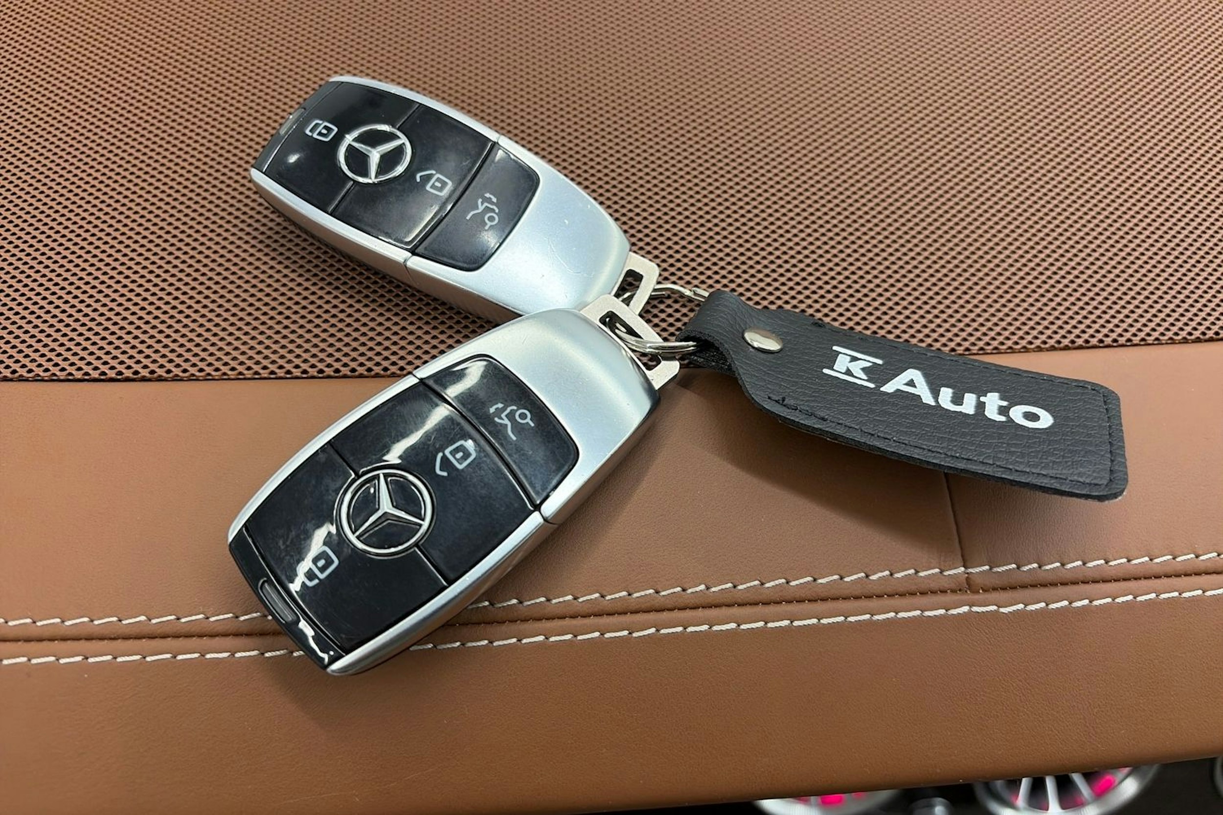 punainen Mercedes-Benz E 2022 kuva 36.