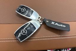 punainen Mercedes-Benz E 2022 kuva 36.