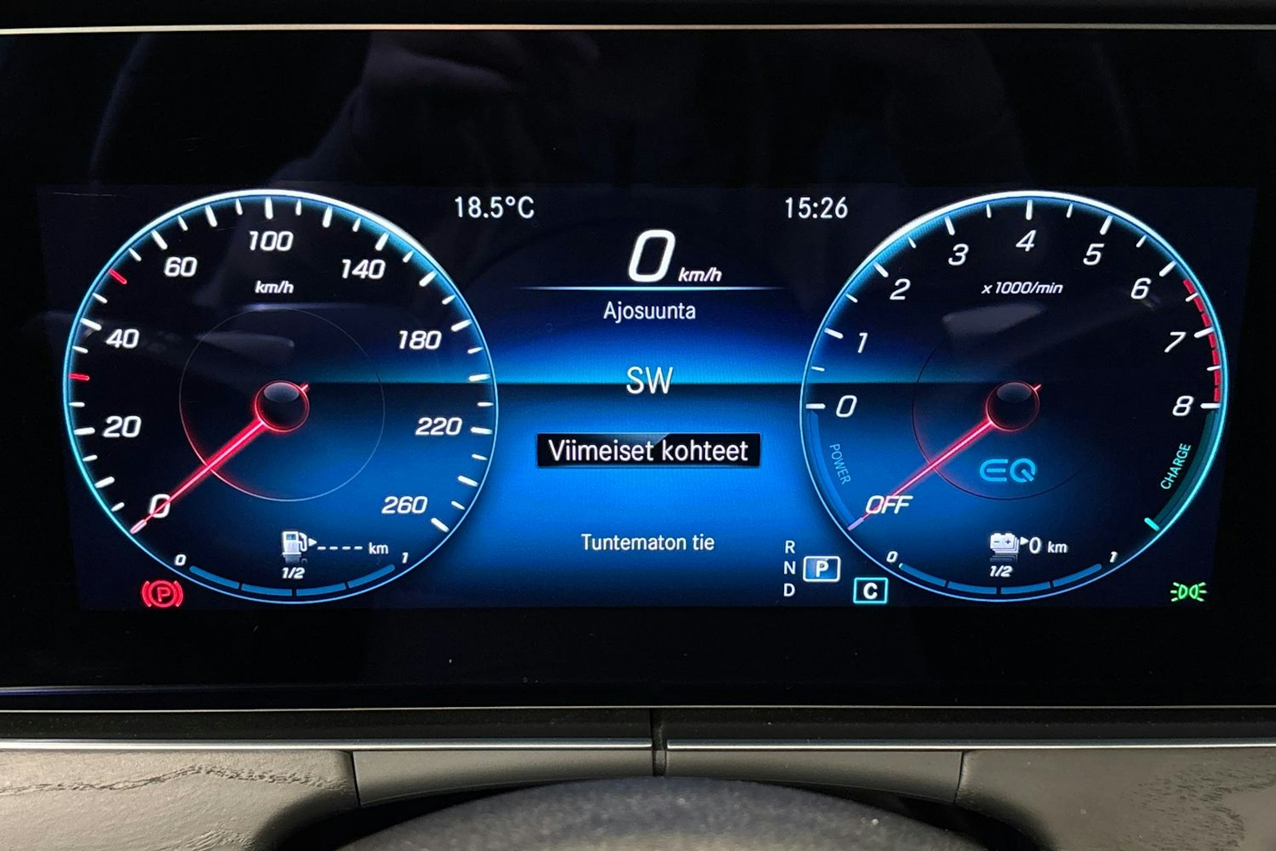 met. sininen Mercedes-Benz E 2022 kuva 16.