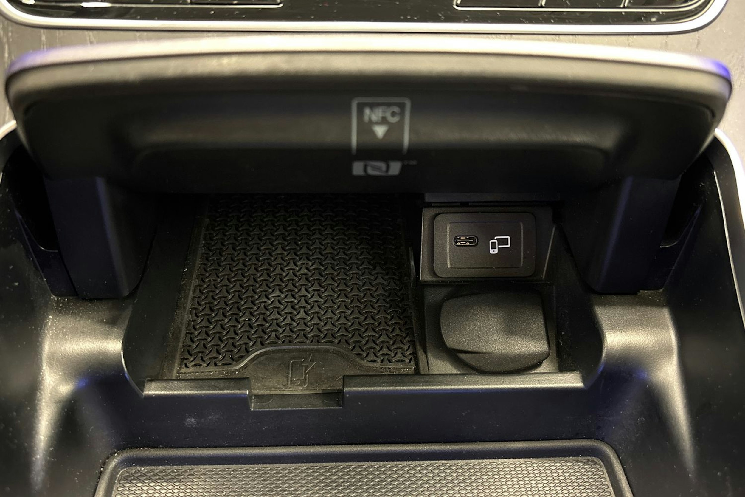 met. sininen Mercedes-Benz E 2022 kuva 23.