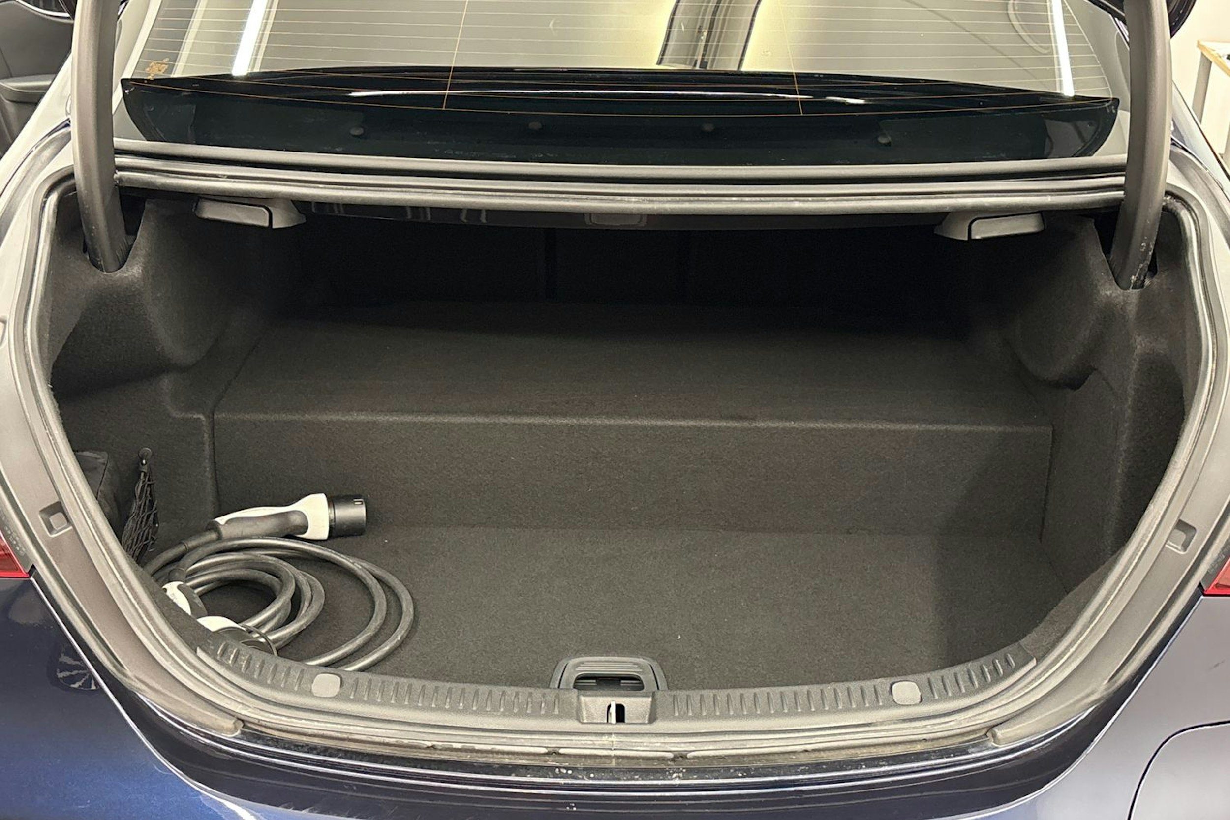 met. sininen Mercedes-Benz E 2022 kuva 24.