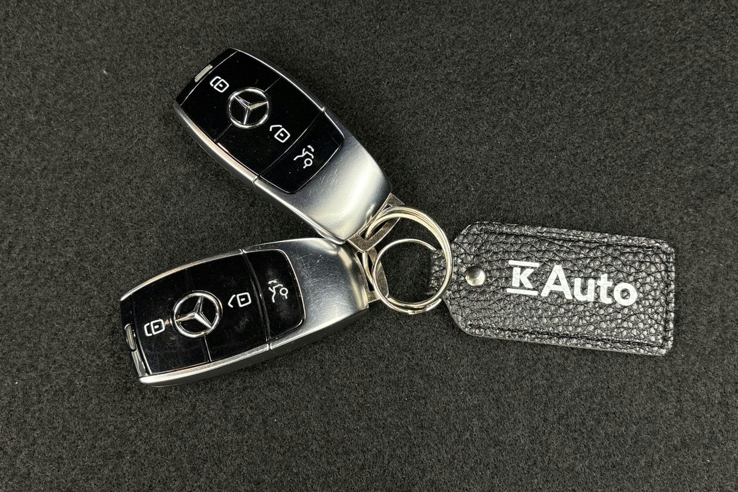 met. sininen Mercedes-Benz E 2022 kuva 27.