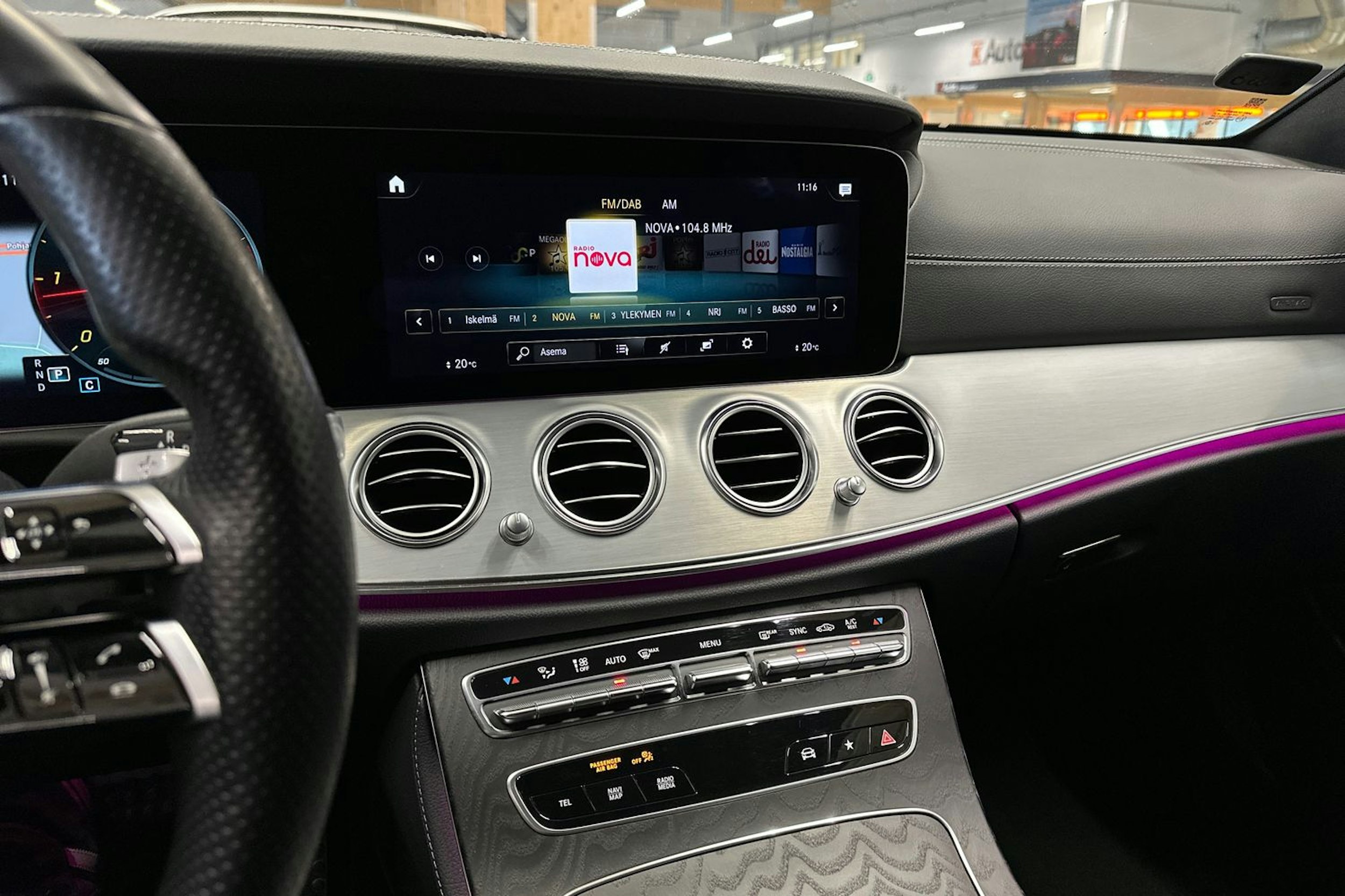 valkoinen Mercedes-Benz E 2022 kuva 21.