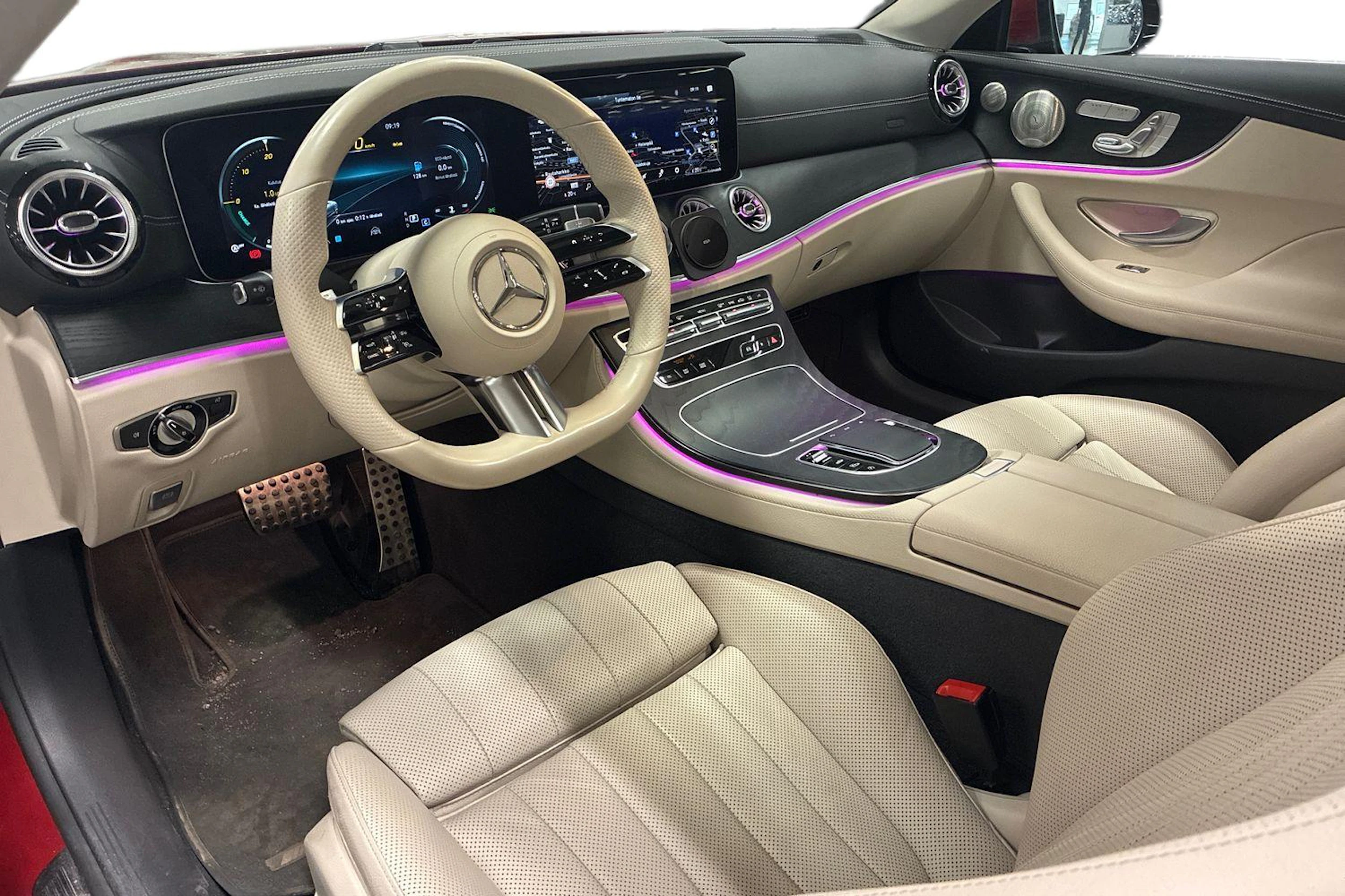 punainen Mercedes-Benz E 2022 kuva 3.