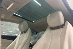 punainen Mercedes-Benz E 2022 kuva 4.