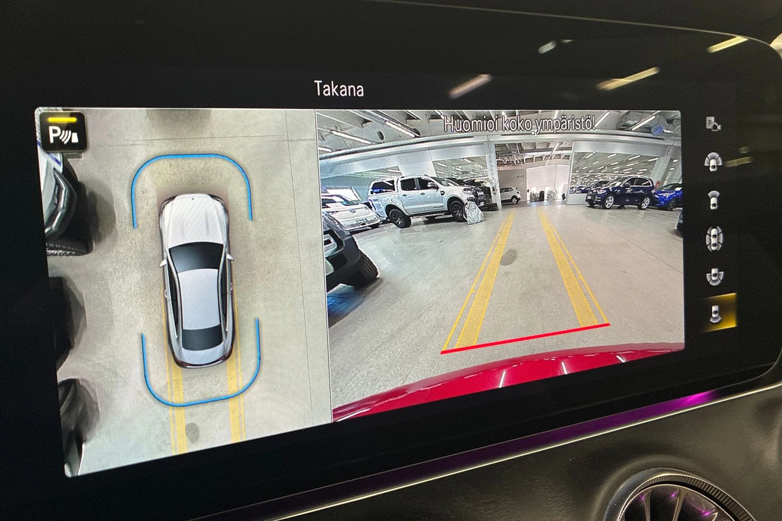 punainen Mercedes-Benz E 2022 kuva 10.