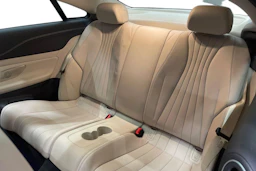 punainen Mercedes-Benz E 2022 kuva 11.