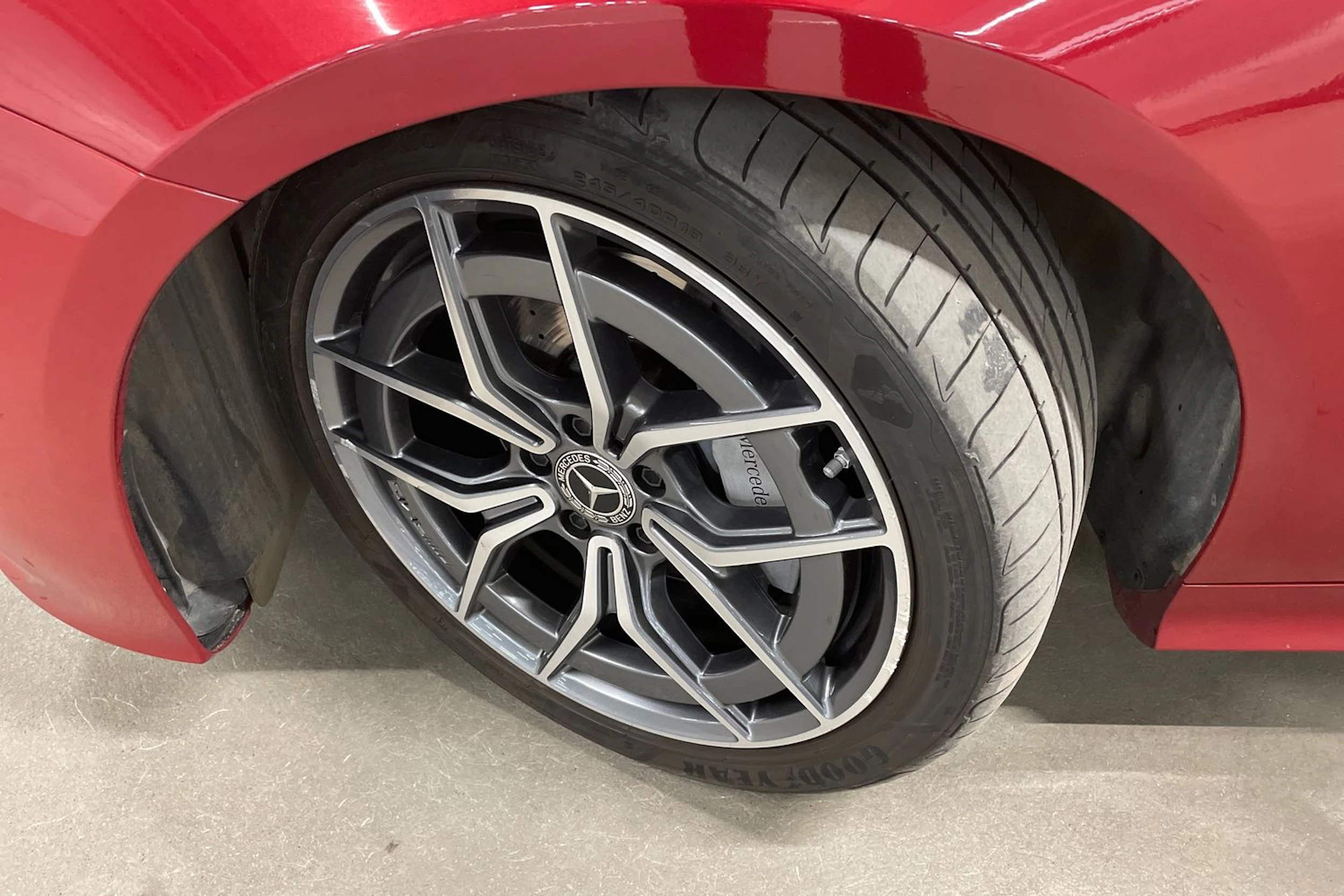 punainen Mercedes-Benz E 2022 kuva 13.
