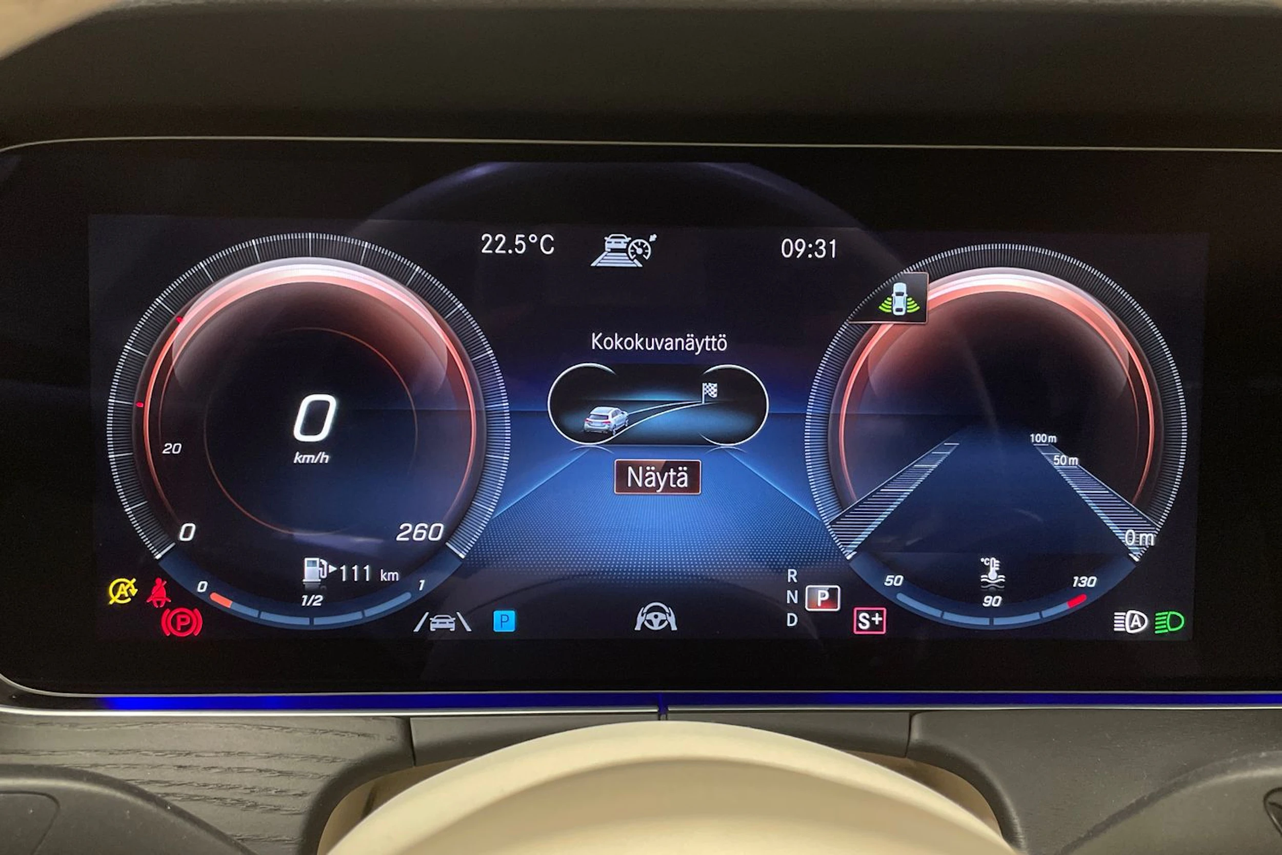 punainen Mercedes-Benz E 2022 kuva 16.