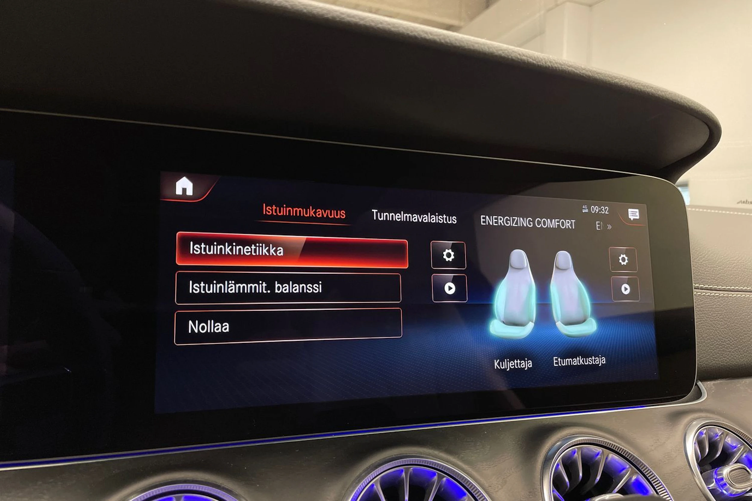 punainen Mercedes-Benz E 2022 kuva 22.