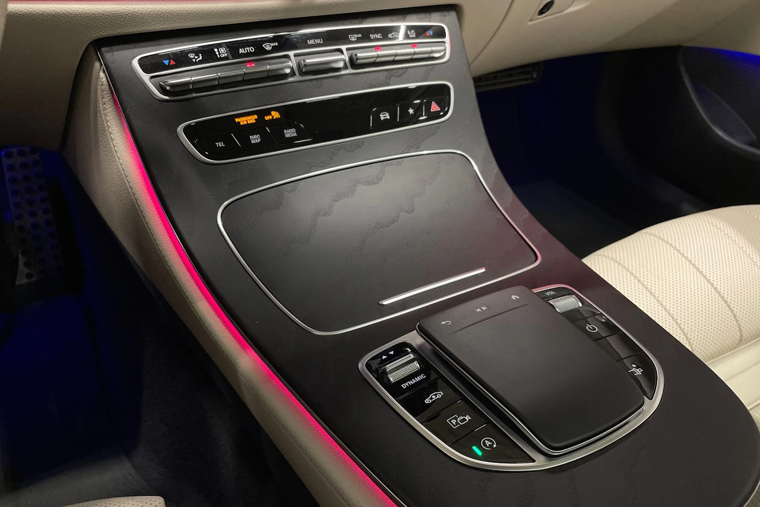 punainen Mercedes-Benz E 2022 kuva 25.
