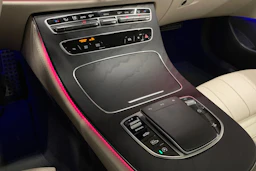 punainen Mercedes-Benz E 2022 kuva 25.