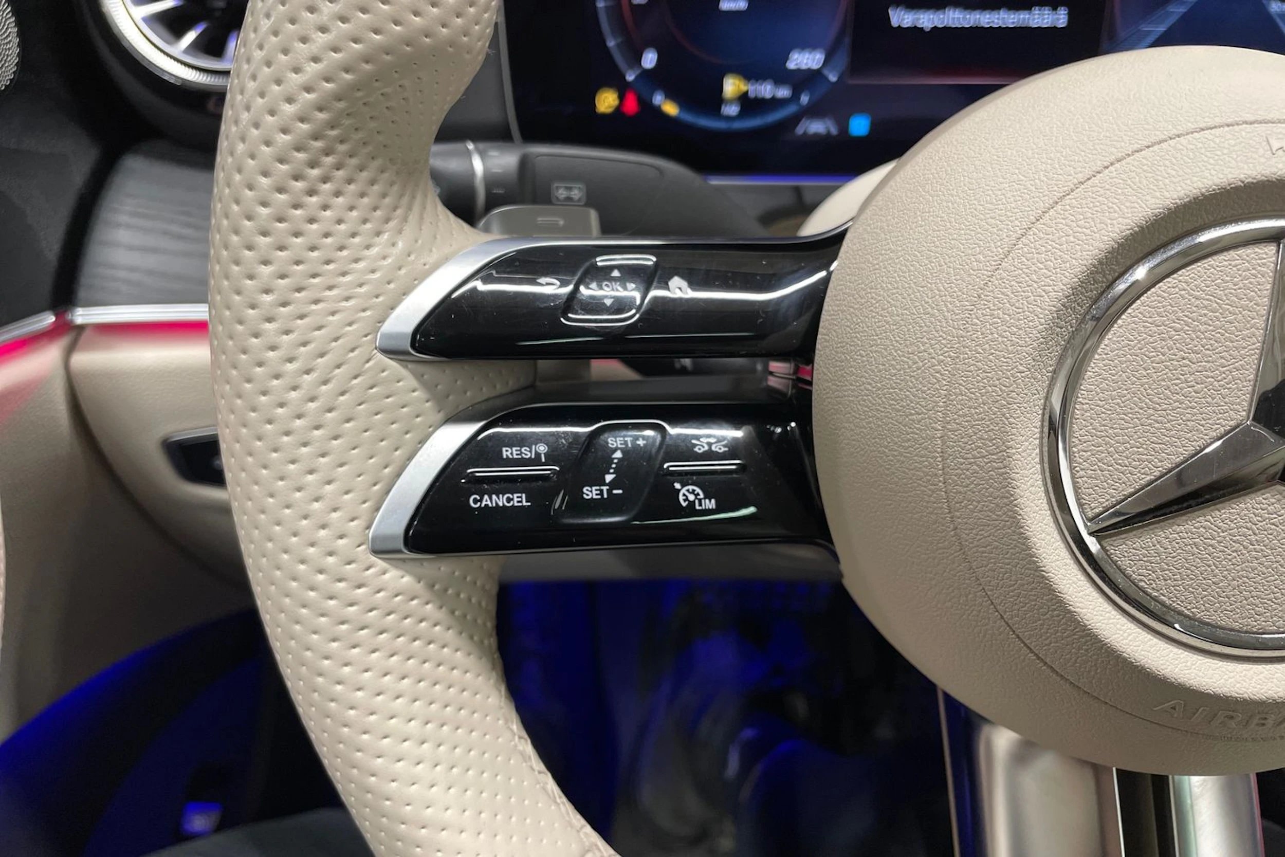 punainen Mercedes-Benz E 2022 kuva 27.