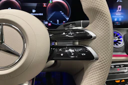 punainen Mercedes-Benz E 2022 kuva 28.