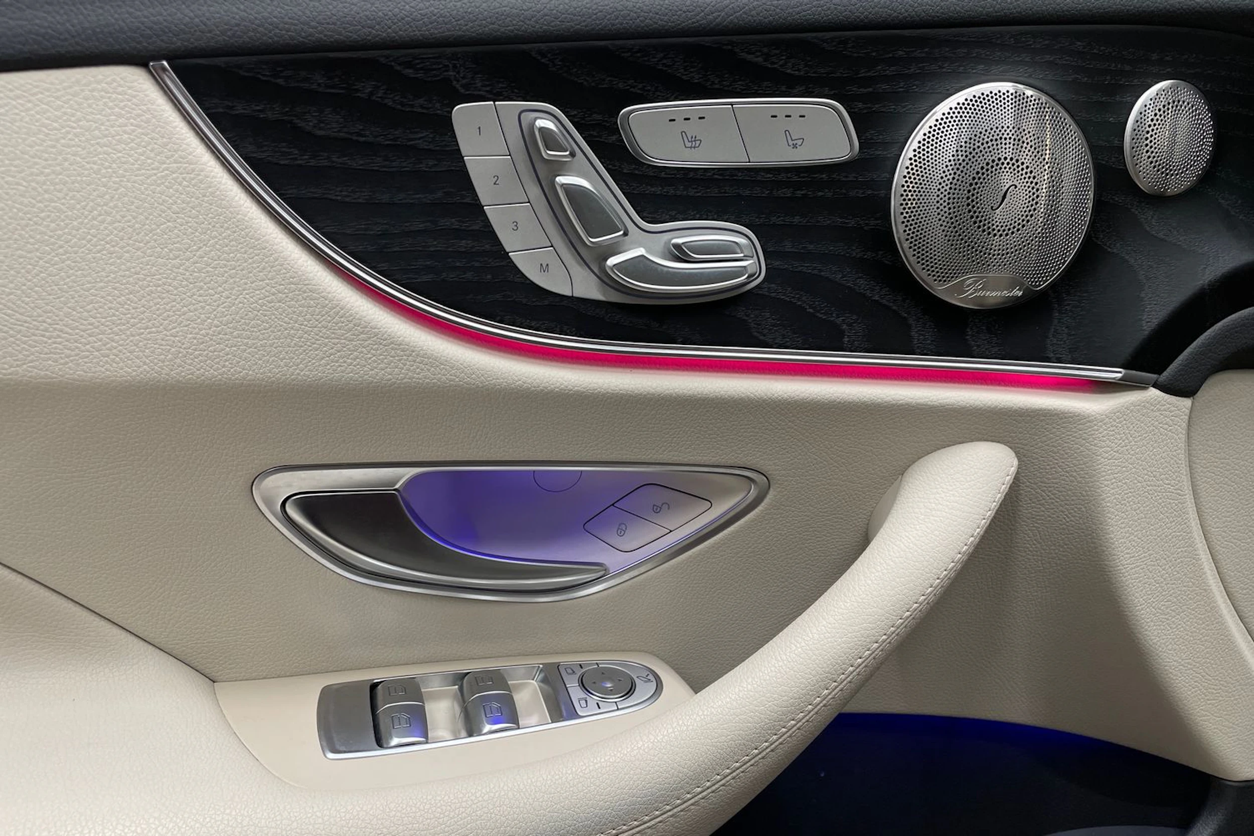 punainen Mercedes-Benz E 2022 kuva 30.