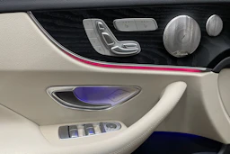 punainen Mercedes-Benz E 2022 kuva 30.