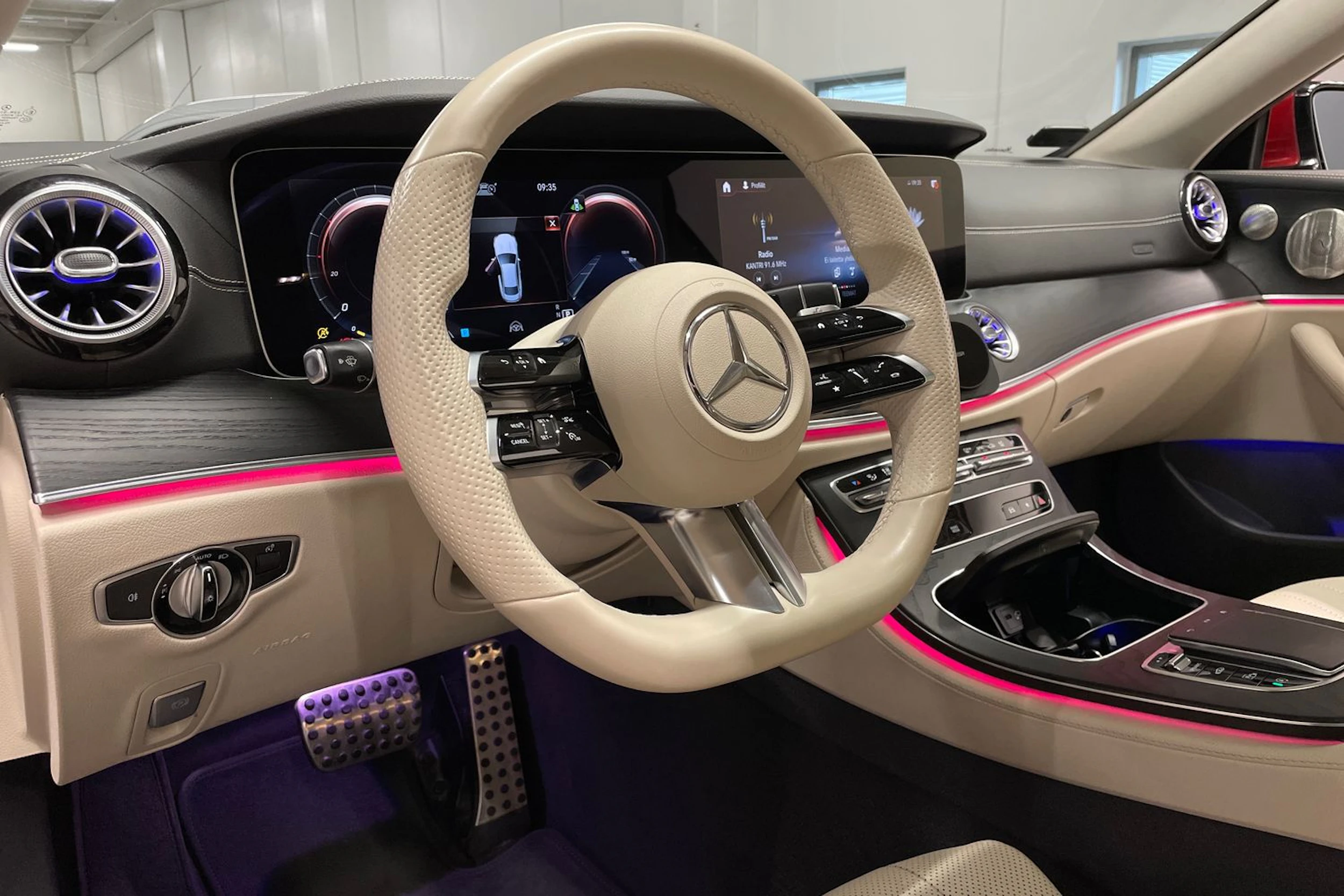 punainen Mercedes-Benz E 2022 kuva 32.