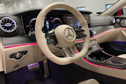punainen Mercedes-Benz E 2022 kuva 32.