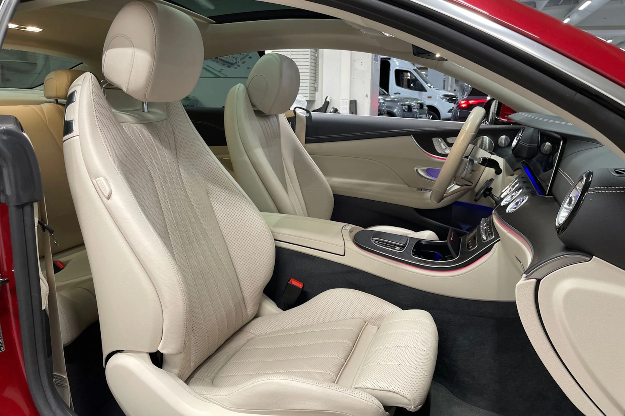 punainen Mercedes-Benz E 2022 kuva 33.