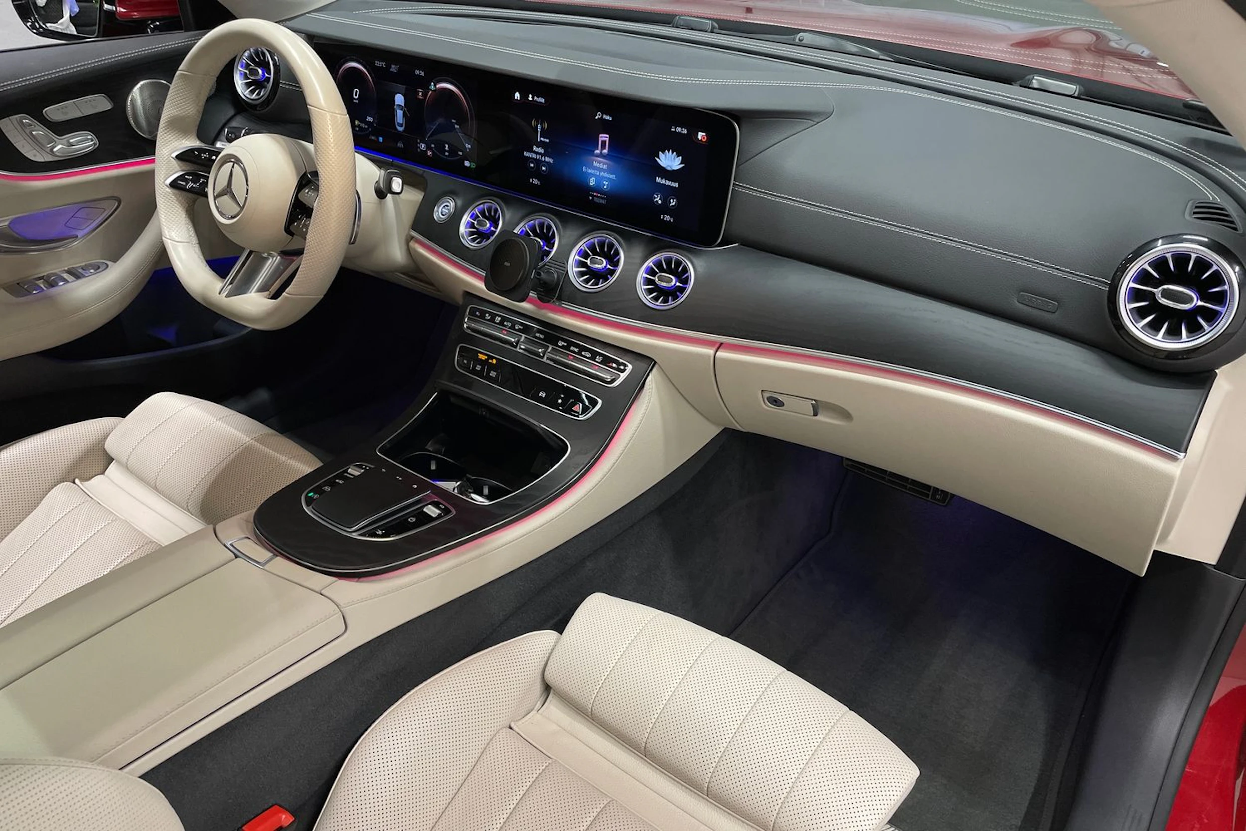 punainen Mercedes-Benz E 2022 kuva 34.