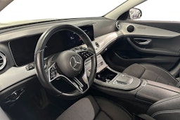 musta Mercedes-Benz E 2022 kuva 3.