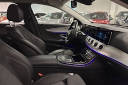 musta Mercedes-Benz E 2022 kuva 13.