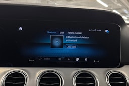 musta Mercedes-Benz E 2022 kuva 26.