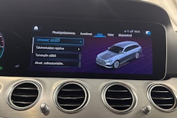musta Mercedes-Benz E 2022 kuva 36.