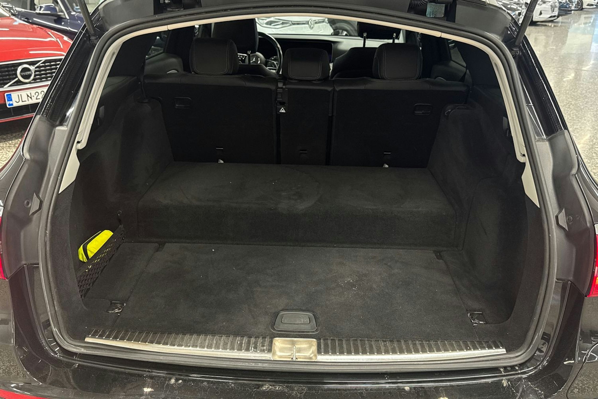 musta Mercedes-Benz E 2022 kuva 40.