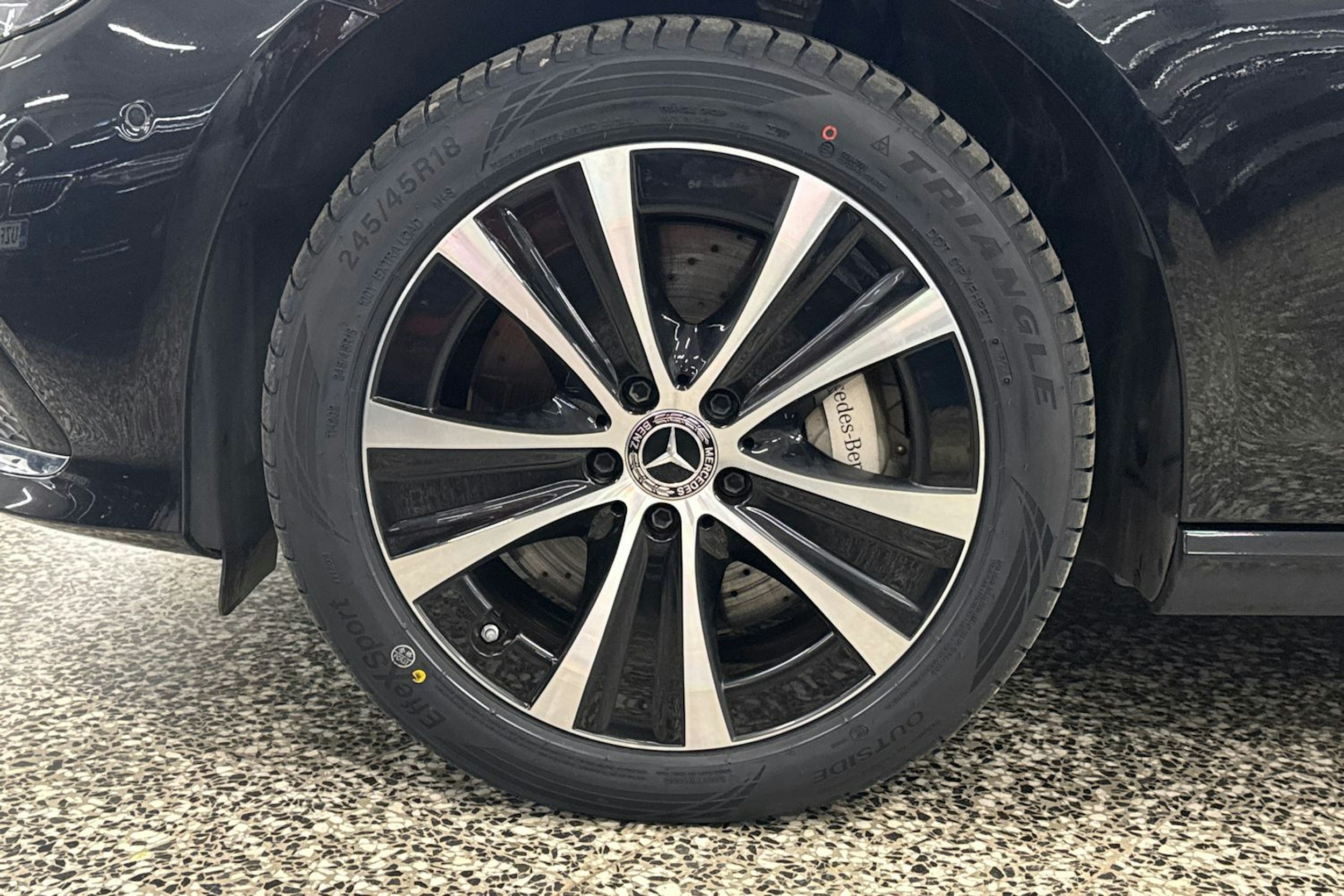 musta Mercedes-Benz E 2022 kuva 41.