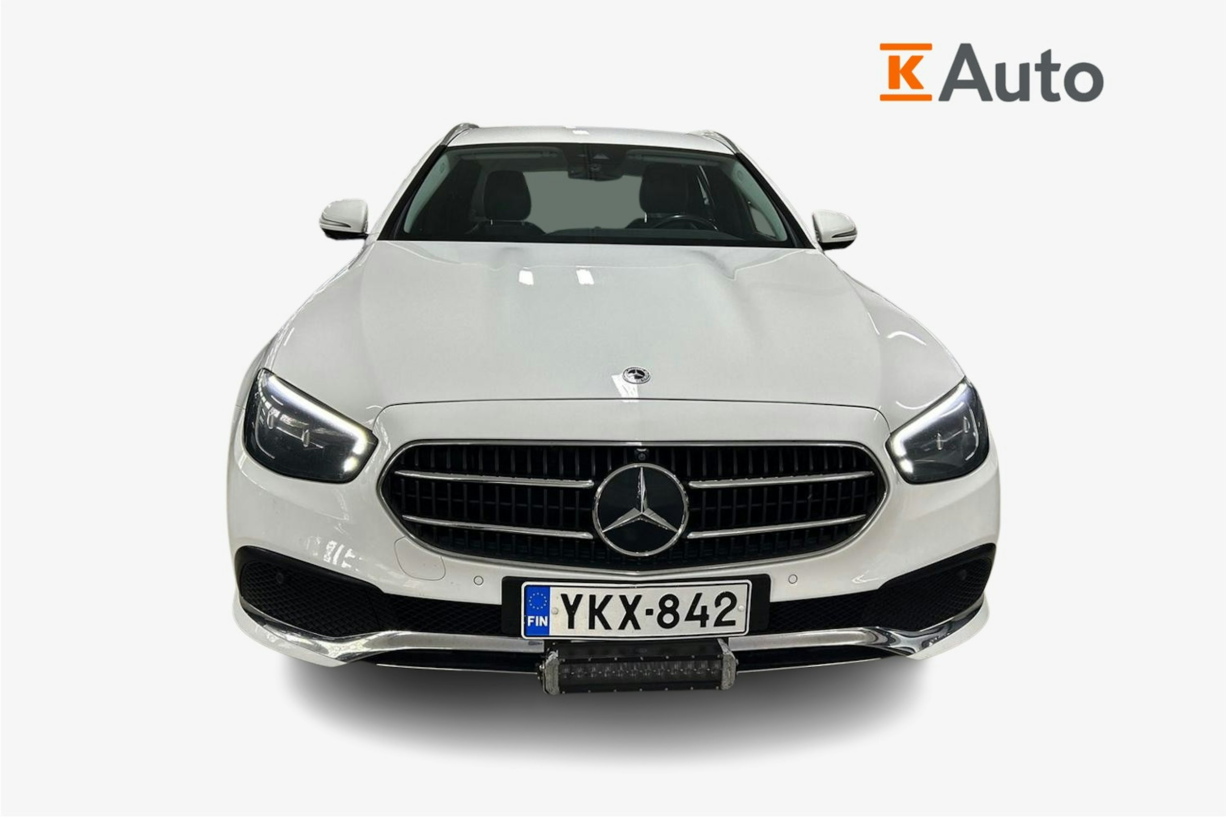 Valkoinen Mercedes-Benz E 2022 kuva 5.