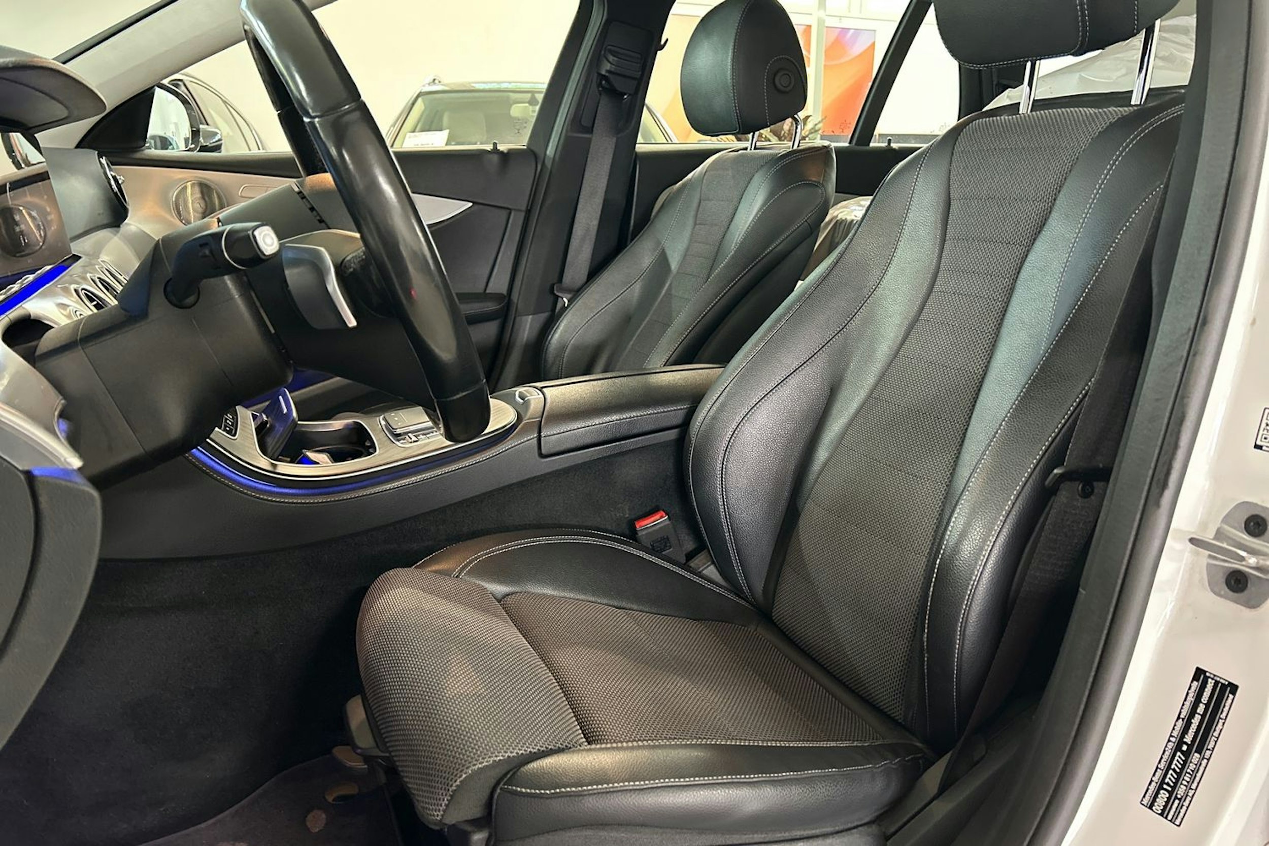 Valkoinen Mercedes-Benz E 2022 kuva 25.