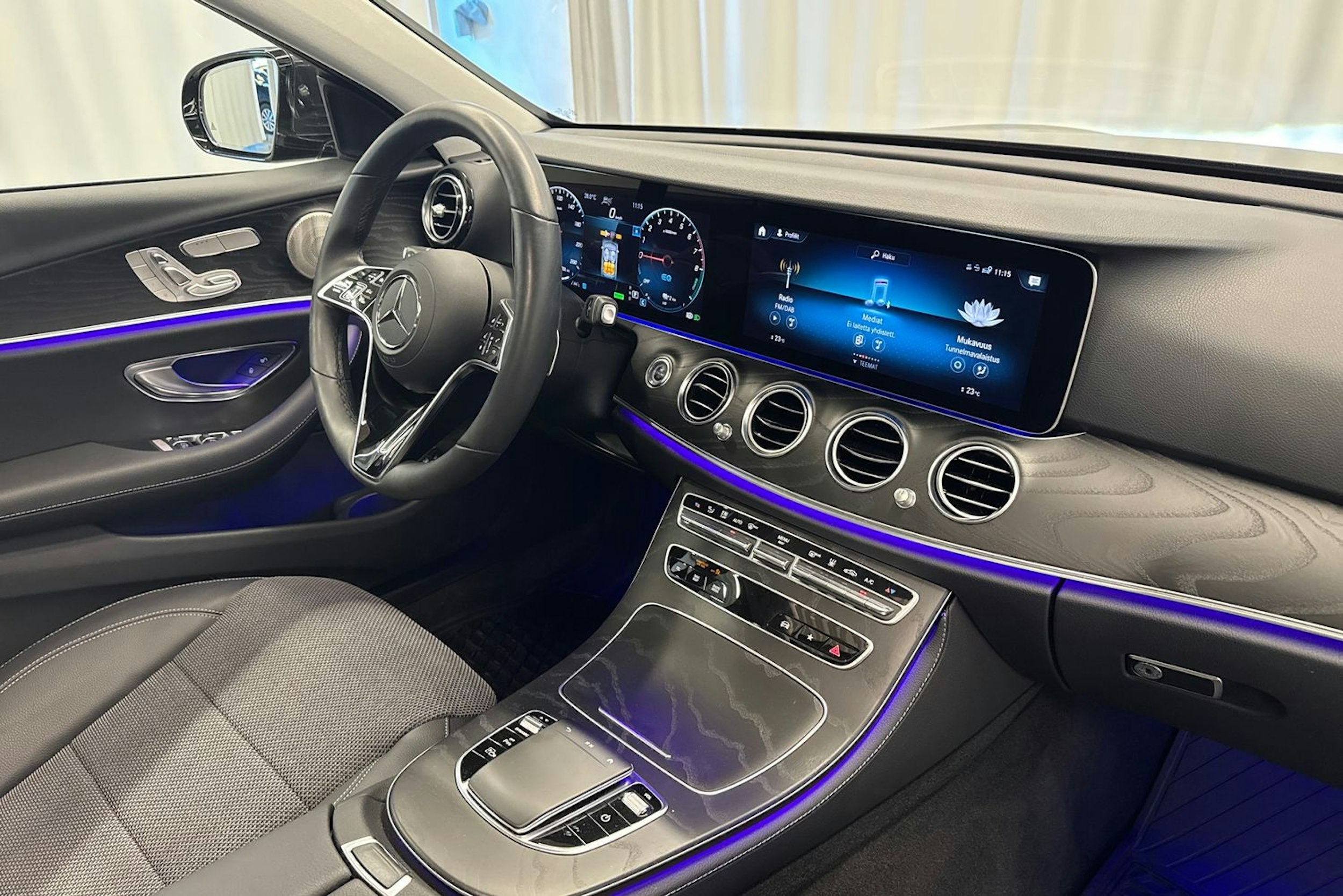 harmaa Mercedes-Benz E 2023 kuva 29.