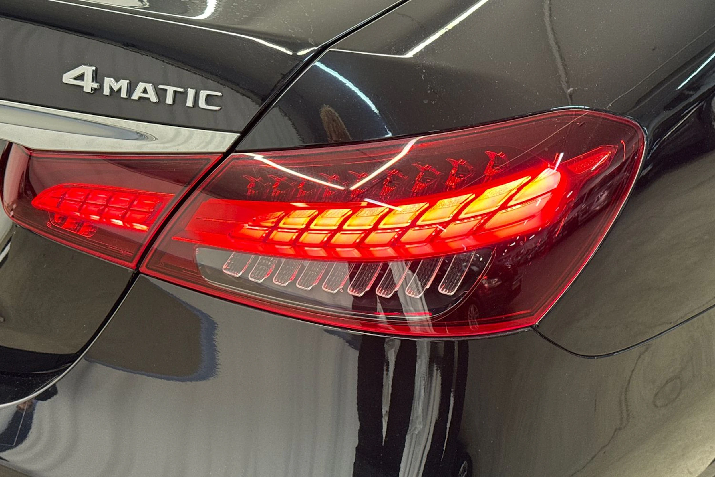 Musta Mercedes-Benz E 2023 kuva 16.